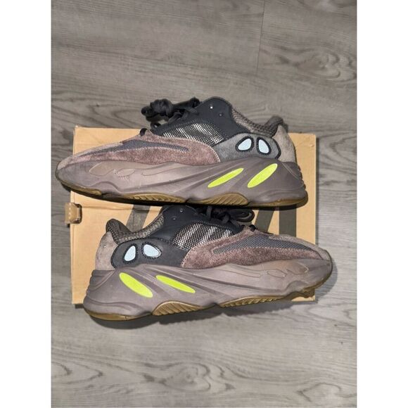 Yeezy Boost 700 Mauve - Picture 1 of 4